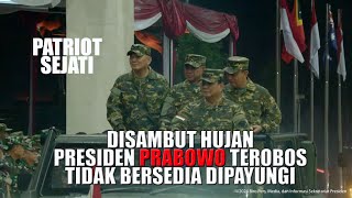 GAGAH PRESIDEN PRABOWO TEROBOS HUJAN TIDAK MAU DI PAYUNGI PRAJURIT SEJATI PRABOWO BERICONTOH [upl. by Epotimet]