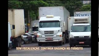 Sem fiscalização caminhões continuam parando em local proibido em avenida de Contagem [upl. by Alag]