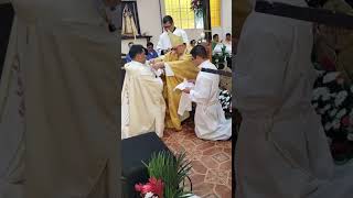 El nuevo sacerdote le entrega a su mamá una Rosa blanca y el Manutergium Qué significa [upl. by Nirb]