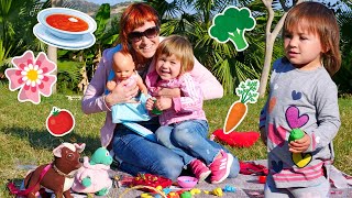 Bianca e la mamma fanno il picnic Video con i giocattoli per bambini in italiano [upl. by Joana312]