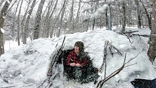 Bushcraft WINTER CAMPING Alone Build WARM SNOW Shelter WOODSTOVE Inside SNOWFALL amp Cowboy Steak ASMR [upl. by Dollar]