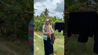 Neng punky lagi jemur baju suami villagelife villagevlog shorts [upl. by Naenej]