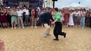 Démonstration de Lindy Hop avec Saumur Swing à Anjou Vélo Vintage 2023 [upl. by Ybor]