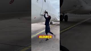 HOSTES KADIN İLK DEFA UÇAK KAPISI AÇIYOR 😅✈️ [upl. by Ruben27]