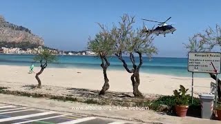 Coronavirus Palermo a Mondello lelicottero dei carabinieri allontana un uomo in spiaggia [upl. by Schnell]