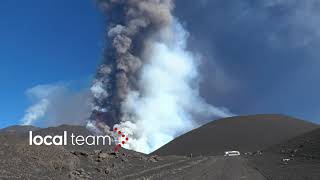 Etna la spettacolare eruzione le immagini dalle due telecamere [upl. by Anan]