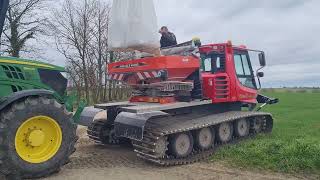 Epandage engrais avec chenillette pistenbully PB300 et Kuhn Axis 402 [upl. by Anneh]