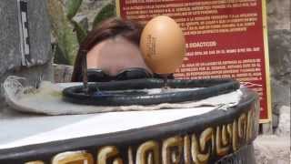 Balanceando un huevo en un clavo en la mitad del mundo en el Museo Intiñán Quito Ecuador [upl. by Swayder422]