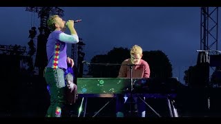 Chris Martin and a fan perform Everglow in Munich [upl. by Nerhe]