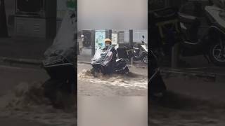 Pengendara Mobil Tolong Ibu Kurir di Tengah Banjir [upl. by Flatto299]