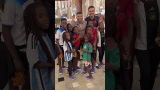 El Kun Agüero bailando en Doha Qatar con niños de Uganda [upl. by Jerad]