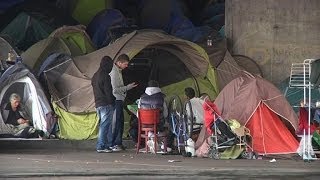 Terrain réquisitionné pour installer des demandeurs dasile le maire dOullins proteste  2410 [upl. by Nivlag957]