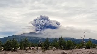 Kamtchatka  le volcan Chiveloutch entre en éruption après un puissant tremblement de terre [upl. by Im]