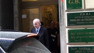 Carige Berneschi esce dallufficio di Genova su auto della Gdf [upl. by Areemas373]