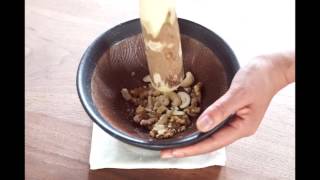 すり鉢でナッツをたたく Crushing nuts with suribachi（Japanese mortar） [upl. by Caresa]