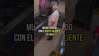 Nunca echar agua en aceite caliente ⚠️ • arrozydesgracias twitch cocina ayd seguridad [upl. by Otsuj584]