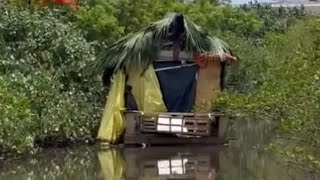 Barraco flutuante é destruído após denúncias em SC [upl. by Gathers]