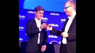 Antoine Griezmann reçoit son rasoir Gillette personnalisé Paris 2016 [upl. by Timrek]