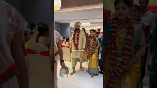 నడుచుకుంటూ వస్తున్న పెళ్లి జంట Serial actor sai kiransravanthi marriage pelli [upl. by Eduino952]