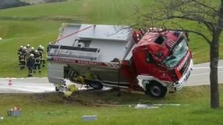 Feuerwehrfahrzeug verunglückt auf Einsatzfahrt [upl. by Nnave]