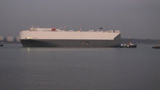 HOEGH OSAKA tow to Southampton 22 Jan 2015 [upl. by Grosz]