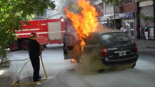 incendio de un auto y bomberos [upl. by Ahseyn]