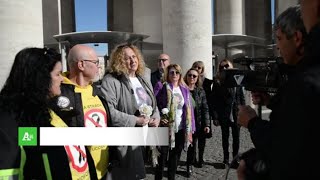 Giornata per le vittime della strada genitori in preghiera a San Pietro [upl. by Aroz]