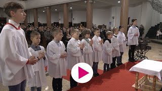 Przyjęcie kandydatów na ministrantów do służby liturgicznej w kościele pw Krzyża Św w Łomży [upl. by Lleznov219]