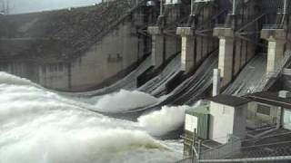 Wivenhoe Dam Gates Open Oct 2010 [upl. by Olivette]