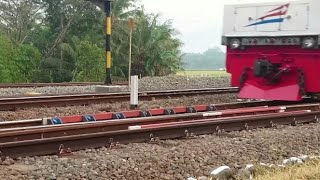 Roda Kereta Api Melewati Jalur Wesel [upl. by Phelgen609]