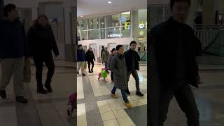 本拿比鐵道鎮購物中心黑五過後的週一。 The Monday after Black Friday at Metrotown in Burnaby [upl. by Alul698]