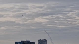 Il momento in cui la contraerea ucraina intercetta un missile russo sopra Kiev [upl. by Candless]