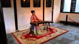 La cithare de Chine  le GuZheng musique traditionnelle chinoise Parc Liu  Suzhou [upl. by Evin]