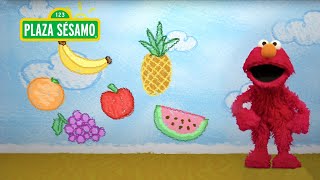 Plaza Sésamo ¡Elmo aprende sobre las frutas 😄🍓  El mundo de Elmo [upl. by Atterual430]