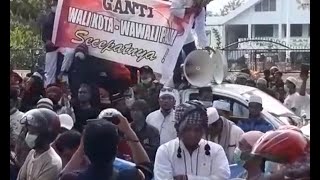 Massa Tuntut Wali Kota Palu Turun dari Jabatannya [upl. by Anelis748]