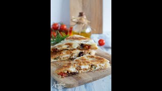 CALZONE di SFOGLIA in PADELLA con PEPERONI 🤤 Shorts [upl. by Lerrej179]