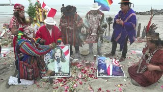 Chamanes peruanos celebran un ritual para quotlimpiar caminosquot a Kamala Harris  AFP [upl. by Blinni]