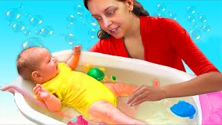 🧼 Prima BĂIȚĂ a MihaeleiAndreea 👶 în noua cădiță a bebelușului 🛁 [upl. by Crin]