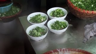 La soupe de nouilles vietnamienne un quotphonomènequot mondial [upl. by Ahsai304]