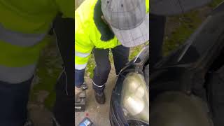 OpiOsi wechselt Batterie bei laufender Maschine Nicht nachmachen⚠️kfz Workshop work viralvideo [upl. by Jemy]