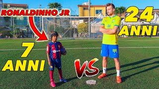 7 anni VS 24 anni FOOTBALL CHALLENGE con MINI RONALDINHO Chi è PIÙ FORTE [upl. by Haelak263]