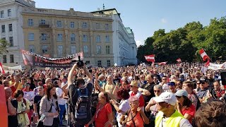 quotNoi suntem poporulquot Demonstratii antiguvern la palatul prezidential din Viena de ziua nationala [upl. by Xirtaeb]