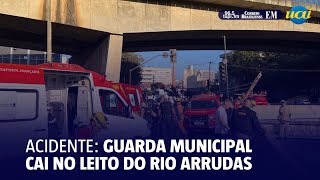 Acidente de moto faz guarda municipal cair Rio Arrudas [upl. by Nahsar503]