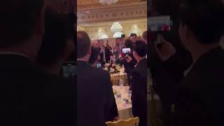 Presidente da Argentina Javier Milei dançando ao entrar no resort do Trump [upl. by Jarin]