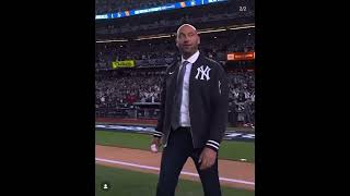 Derek Jeter El Capitán 🧑‍✈️ del 2009 tira la primera bola 🥎 en los Yankkes [upl. by Barnum]