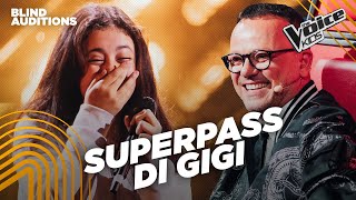 Lucia conquista il SUPERPASS cantando “Hello” di Adele The Voice Kids Italy  Blind Auditions [upl. by Yroffej935]