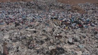 Vertedero en el desierto de Atacama toneladas de ropa producto de la quotmoda rápidaquot Planetacción [upl. by Nynahs]