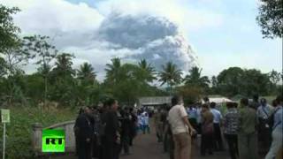 Awan panas Merapi Volcano Eruption hingga 4 Km ketinggiannya 4 Nov 2010flv [upl. by Tania]