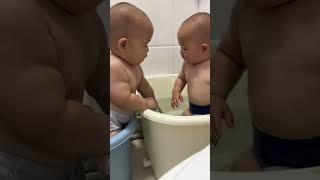 Twins Having A Water Fight In The Bath baby brotherheart funny brothersbyheart cute [upl. by Hnahym]