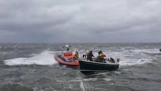 KNRM Texel en Den Helder assisteren bij zeiljacht met gebroken mast [upl. by Wendeline]